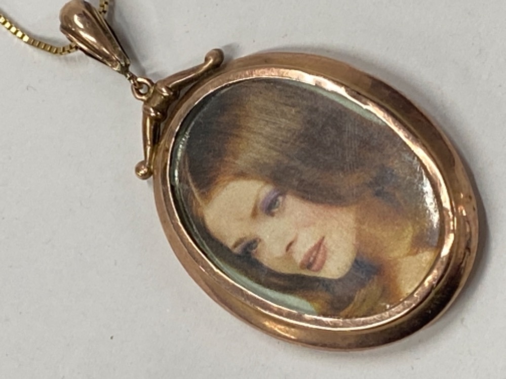 LARGE DOUBLE SIDED 9CT GOLD LOCKET WITH GLASS ON A 9CT GOLD FINE BOX CHAIN 18” GROSS WEIGHT 8.4G - Image 2 of 3