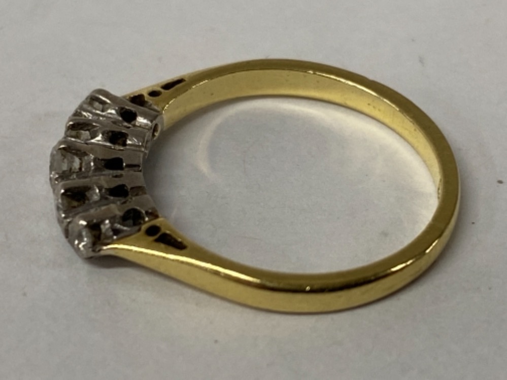 18CT YELLOW GOLD FIVE STONE DIAMOND RING COMPRISING OF FIVE ROUND CUT DIAMONDS SET IN A CLAW SETTING - Image 2 of 2