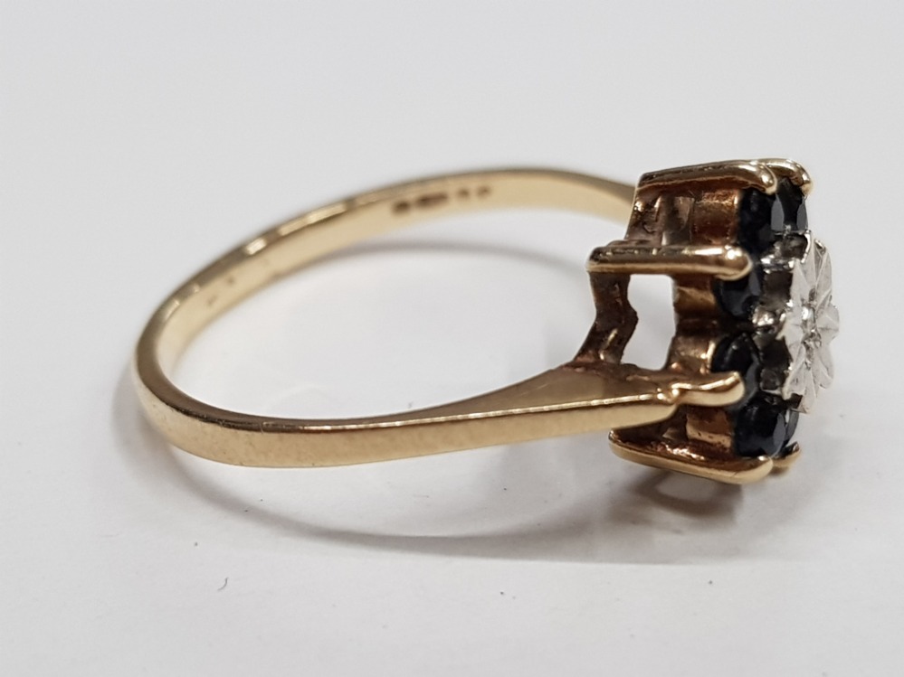 9CT YELLOW GOLD DIAMOND AND SAPPHIRE FLAVE CLUSTER RING COMPRISING OF A SMALL SINGLE DIAMOND - Image 2 of 3