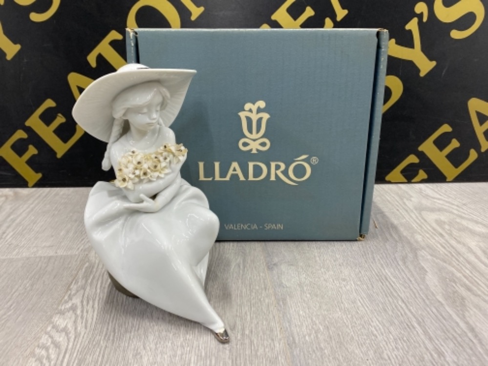 LLADRO FIGURE 7041 FRAGRANT BOUQUET WITH ORIGINAL BOX