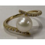 14CT GOLD CULTURED PEARL AND CZ RING, ONE MISSING, 3.2G GROSS SIZE P