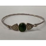 SILVER CELTIC BANGLE WITH JADE CENTRE STONE, 5.3G