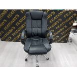 A MODERN BLACK LEATHERETTE SWIVEL HEIGHT ADJUSTABLE OFFICE CHAIR