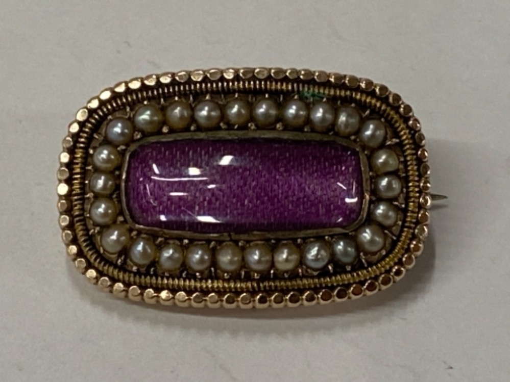 GOLD MOURNING BROOCH, SET WITH A CLUSTER OF PEARLS