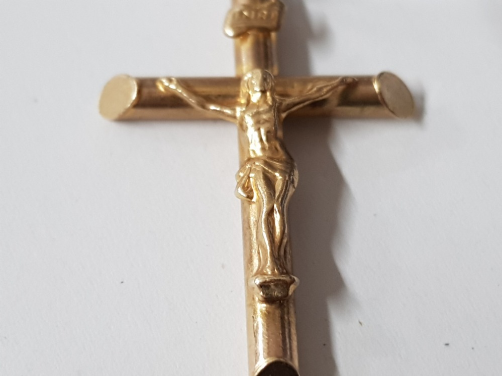 9CT YELLOW GOLD CRUCIFIX PENDANT 1.6 GRAMS - Image 3 of 4