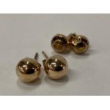 2 PAIRS OF 9CT GOLD STUD EARRINGS, 0.6G