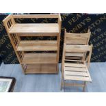 A WOODEN FOLDING OPEN BOOKCASE 70 X 118 X 28.5CM TOGETHER WITH THREE FOLDING CHAIRS