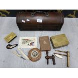 A WOODEN DOMED BOX WITH HANDLE TO COVER TOGETHER WITH COLLECTABLES TO INCLUDE A CHINESE BRASS