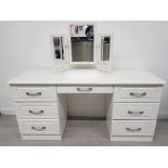 A WHITE PAINTED SEVEN DRAWER DRESSING TABLE WITH TRIPTYCH MIRROR 162.5 X 79 X 56CM