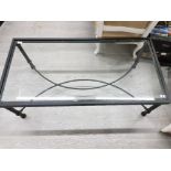 A METAL COFFEE TABLE WITH GLASS TOP 120.5 X 42.5 X 60CM