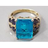 A SILVER GILT BLUE TOPAZ AND AMETHYST RING SIZE R 1/2 5.8G GROSS