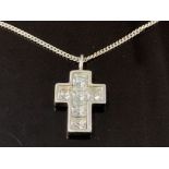 A SILVER AND WHITE STONE CRUCIFIX ON SILVER CHAIN 5.7G GROSS