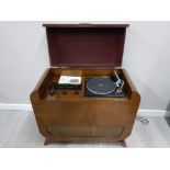 A GARRARD AUTO TURNTABLE MODEL 2025 TC IN WALNUT VENEER CASE 88.5 X 79 X 41CM