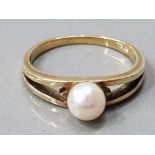 A 14CT YELLOW GOLD AND CULTURED PEARL RING SIZE J 2.5G GROSS