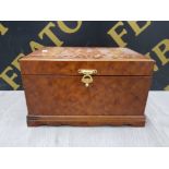 A WALNUT EFFECT JEWELLERY CHEST 28CM BY 17CM BY 19CM