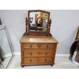 AN OAK COUNTRY FORM DRESSING CHEST WITH BEVELLED MIRROR 94 X 150 X 48CM