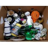 A BOX OF MISCELLANEOUS CERAMICS AND GLASS WARE TO INCLUDE VILLEROY AND BOSCH MTARFA ETC