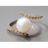 A 14CT YELLOW GOLD AND CULTURED PEARL AND CZ RING SIZE P 3.2G GROSS