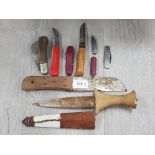 A SELECTION OF PEN KNIVES PARING KNIVES AND A COUPLE OF ETHNIC KNIVES ETC