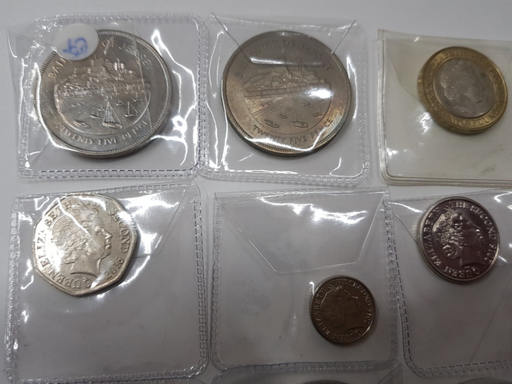 ELIZABETH II MIXED COLLECTION OF 13 COINS SOME WITH LUSTRE - Bild 5 aus 5