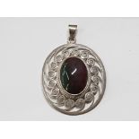 A SILVER OVAL PENDANT WITH LARGE CENTRAL AGATE STONE 9.5G GROSS