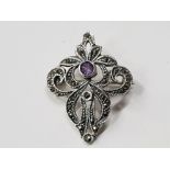 A SILVER AND AMETHYST AND MARCASITE BROOCH 4.5G GROSS