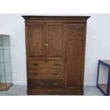 A LATE 19TH/20TH CENTURY OAK GENTLEMANS WARDROBE BY GRAHAM AND MORTON STIRLING WITH PULL OUT TRAYS