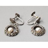 A PAIR OF SILVER AND MARCASITE DROP EARRING WITH SCREW FITTINGS 4.2G GROSS