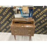 A RETRO WALNUT EFFECT DRESSING TABLE WITH TWO DRAWERS 72 X 117 X 38.5CM