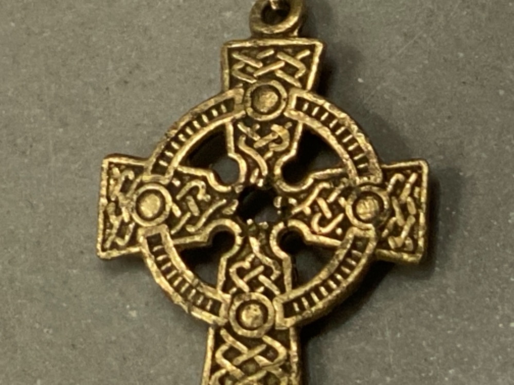 9CT GOLD CELTIC CROSS PENDANT 1.4G - Image 2 of 3