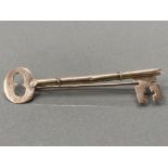 A 9CT YELLOW GOLD BROOCH IN THE FORM OF A KEY 2.8G