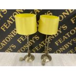 A PAIR OF ADJUSTABLE LAQUERED BRASS TABLE LAMPS 68CM HIGH OVERALL