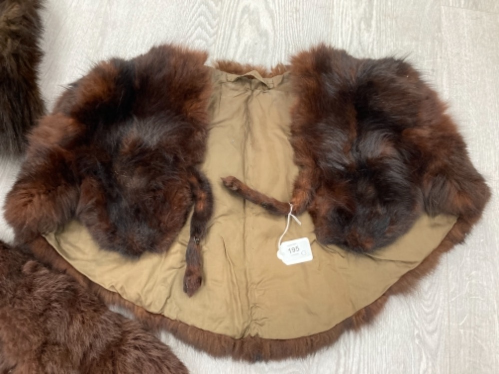 TWO VINTAGE FUR CAPES AND A STOLE - Bild 3 aus 5