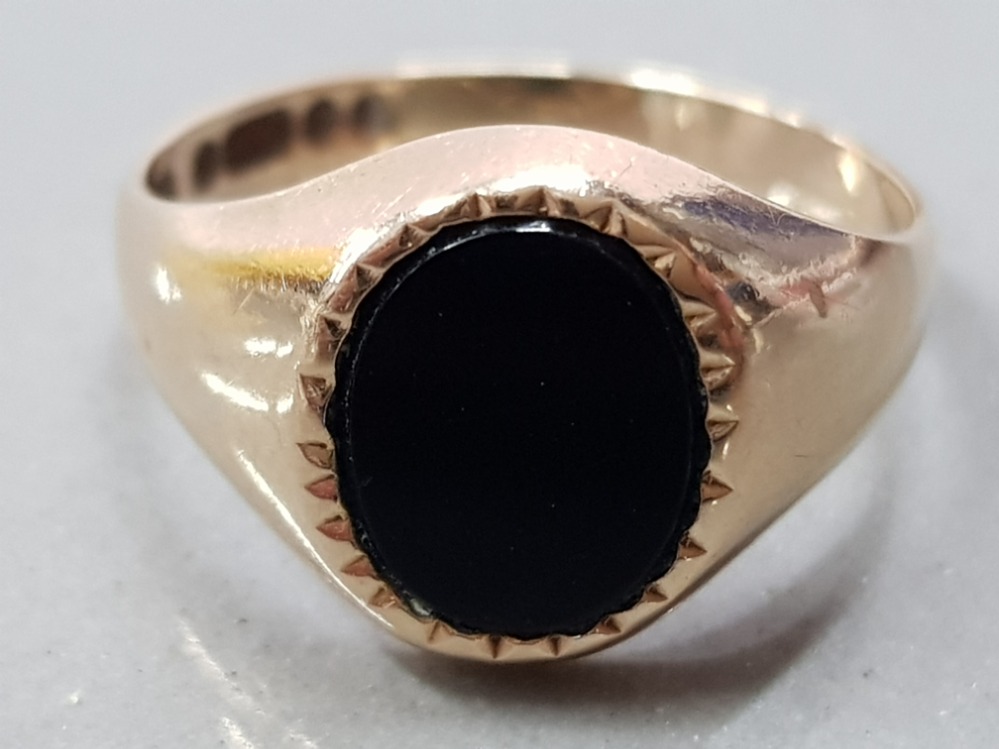 VINTAGE .375 9CT YELLOW GOLD OVAL BLACK ONYX INLAY SIGNET RING, 2.3G GROSS SIZE M 1/2, BLACK ONYX