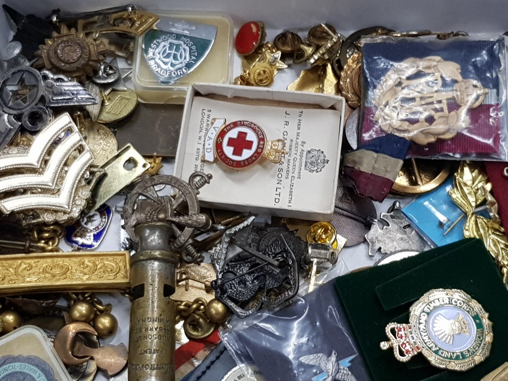 MAINLY MILITARY MISCELLANEOUS ACCUMULATION IN BOX MANY BADGES CAP BADGES LAPEL BADGES MEDALS - Image 2 of 2