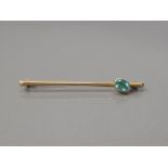 9CT YELLOW GOLD BROOCH WITH OFFSET BLUE AQUA TYPE STONE SET TO ONE SIDE OF THE BAR 2.3G
