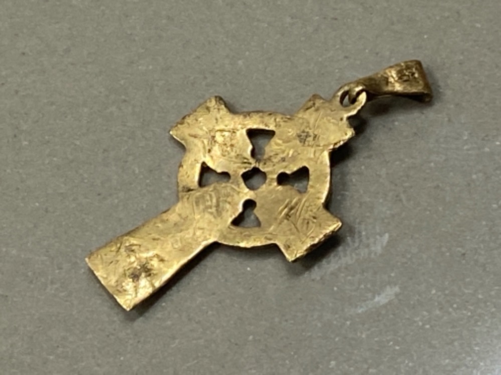 9CT GOLD CELTIC CROSS PENDANT 1.4G - Image 3 of 3