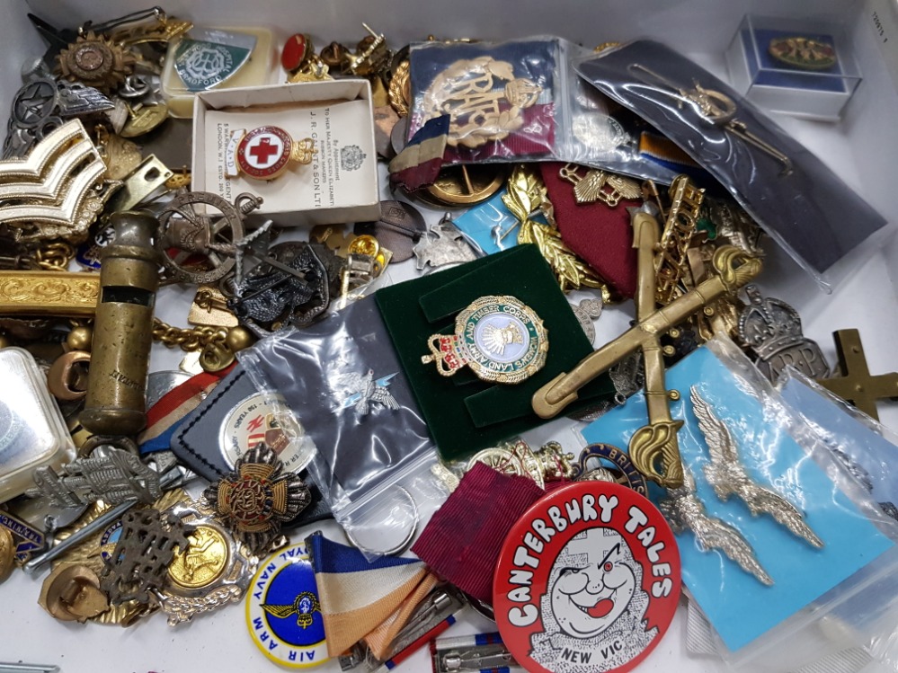 MAINLY MILITARY MISCELLANEOUS ACCUMULATION IN BOX MANY BADGES CAP BADGES LAPEL BADGES MEDALS