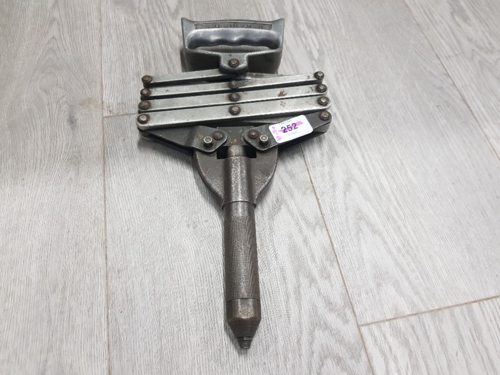 VINTAGE HEAVY DUTY LAZY TONG RIVET GUN BY TUCKER FASTENERS LTD