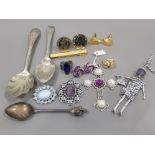 MISCELLANEOUS ITEMS TO INCLUDE SILVER PLATED TEASPOONS SILVER JUBILEE AND COSTUME JEWELLERY