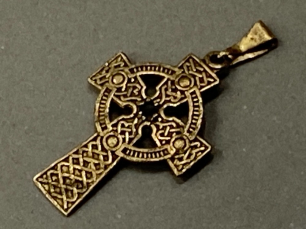 9CT GOLD CELTIC CROSS PENDANT 1.4G