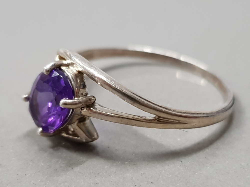 SILVER SOLITAIRE AMETHYST RING 1.8G GROSS SIZE Q 1/2 - Image 2 of 4