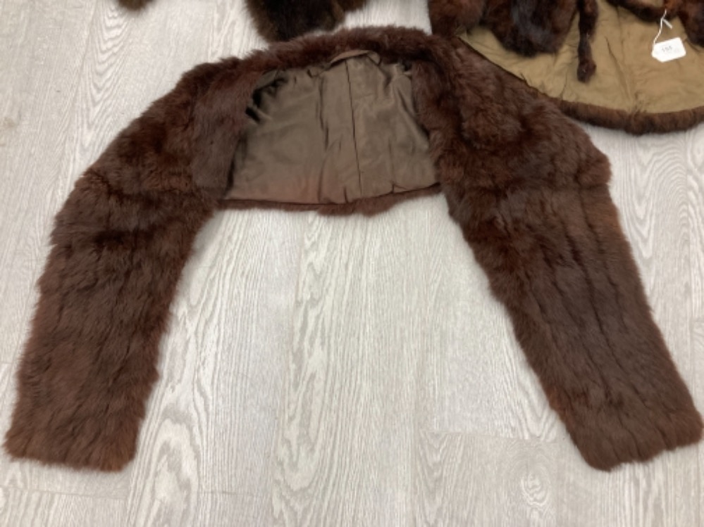 TWO VINTAGE FUR CAPES AND A STOLE - Bild 4 aus 5