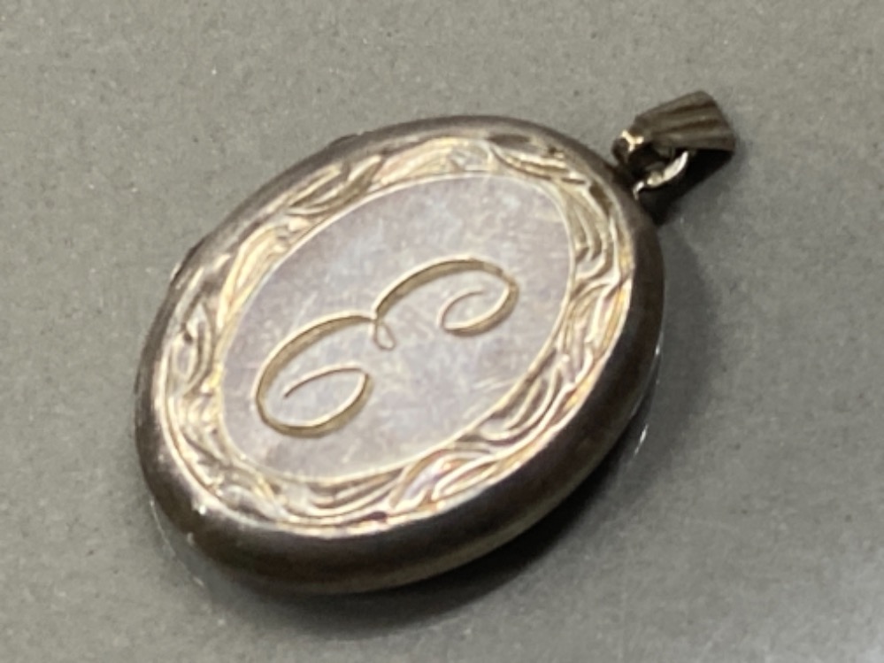 SILVER OVAL LOCKET ENGRAVED INITIAL E.H.MARK BIRMINGHAM 1977 4.1G