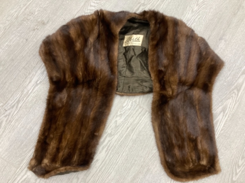 A VINTAGE LADIES FUR STOLE BY WORTH 50 GROSVENOR STREET