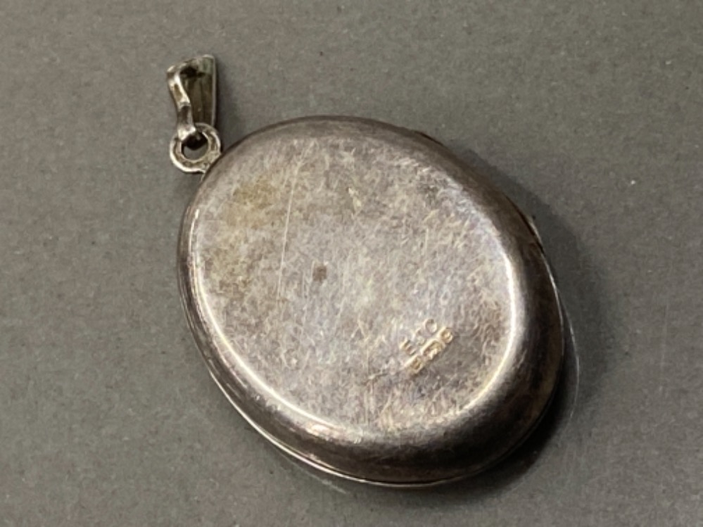 SILVER OVAL LOCKET ENGRAVED INITIAL E.H.MARK BIRMINGHAM 1977 4.1G - Image 2 of 4