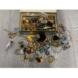 COSTUME JEWELLERY TO INCLUDE BROOCHES BRACELETS EARRINGS ETC