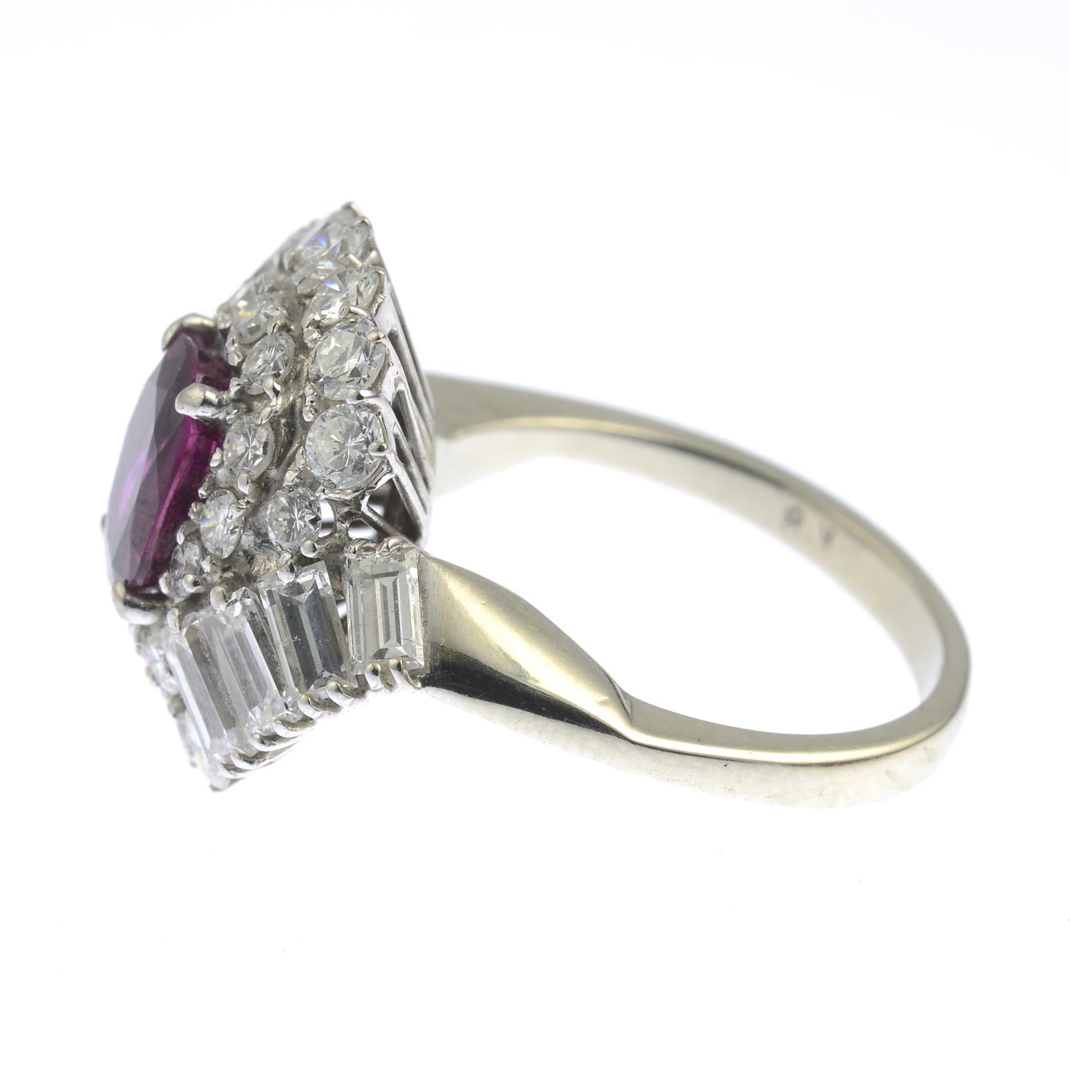 A ruby and vari-cut diamond dress ring.Ruby calculated weight 1.52cts, - Image 5 of 6