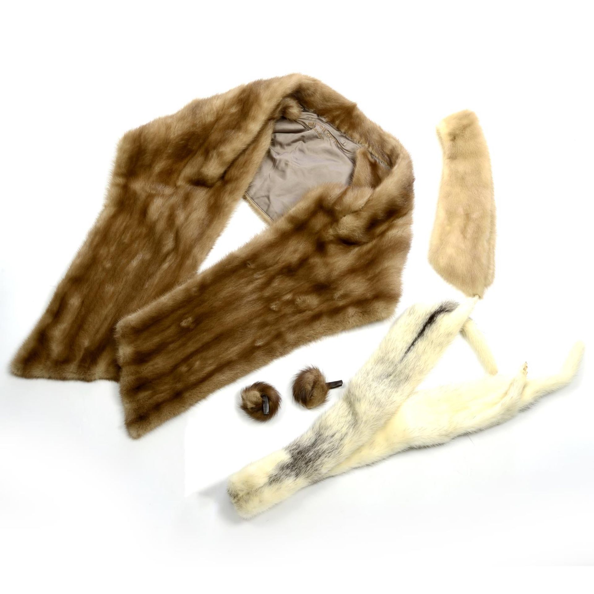 A selection of fur items. - Bild 2 aus 3