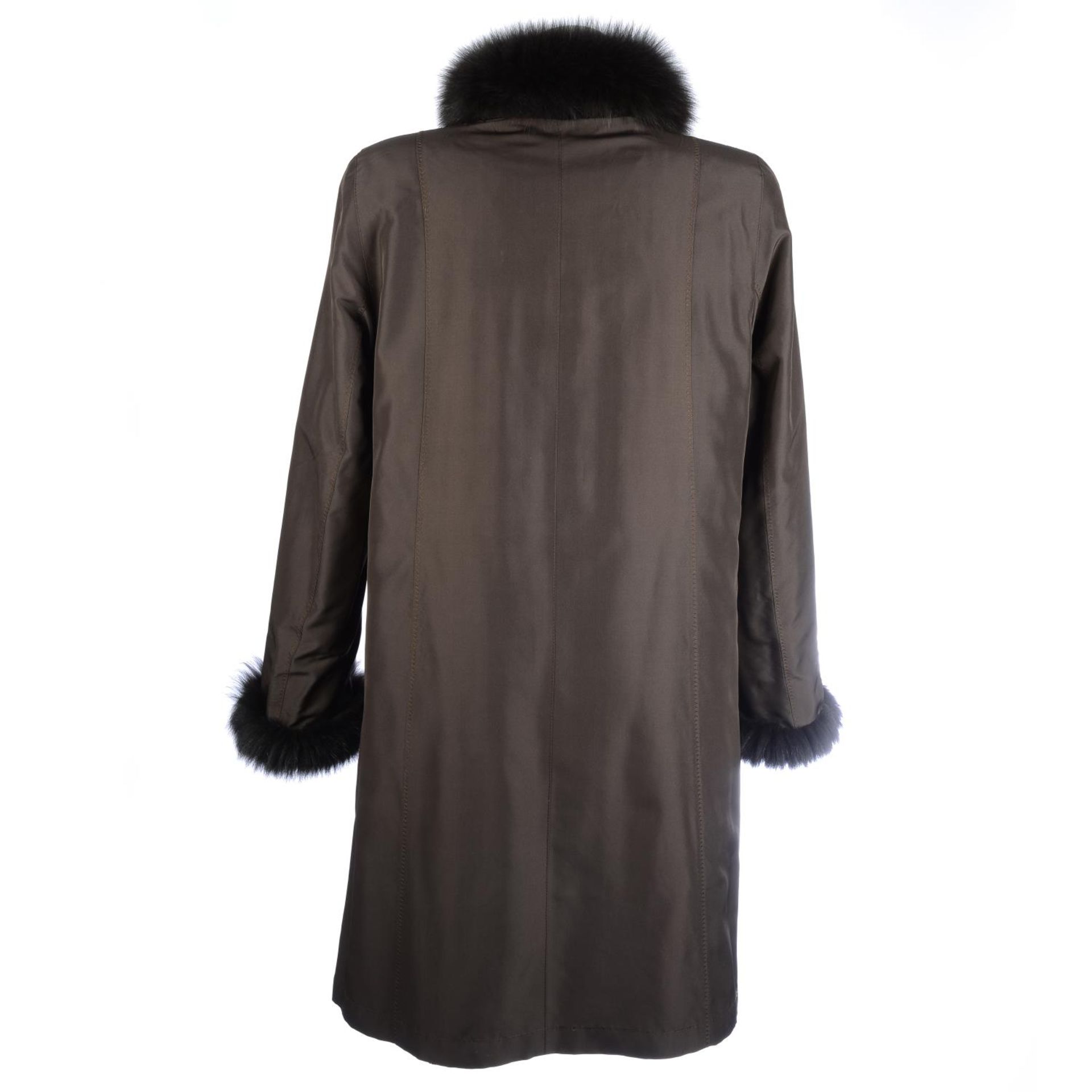 A reversible sheared mink coat with fox fur trim. - Bild 3 aus 4